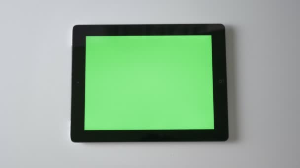 Las manos de los niños tocan una tableta, pantalla verde, concepto de cromakey, Top shot 60 fps — Vídeos de Stock