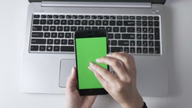 Akıllı telefonlar dokunmatik ekranda yakınlaştırmak için çimdik yapıyor eller. Yeşil ekran, chromakey kavramı, laptop içinde belgili tanımlık geçmiş. 60 fps vurdu top