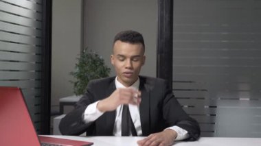 Ofiste otururken hayal kırıklığı, facepalm, duygu gösterilen elbiseli genç başarılı Afrika işadamı. 60 fps