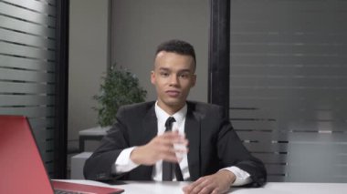 Ofiste otururken hayal kırıklığı, facepalm, duygu gösterilen elbiseli genç başarılı Afrika işadamı. 60 fps