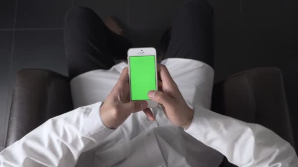 Erkek Afrika eller yazarak, beyaz bir smartphone kullanarak swiping, manifatura top 60 fps çekim — Stok video