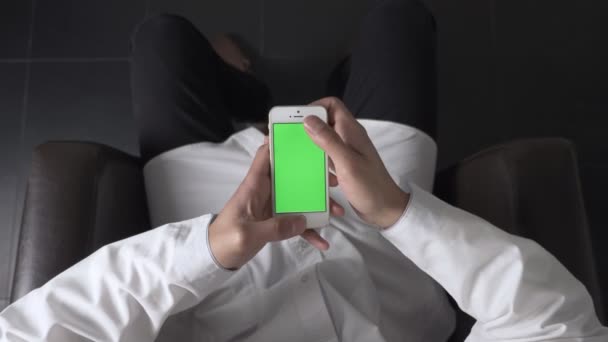 Erkek Afrika eller, beyaz bir smartphone kullanarak kaydırma, top 60 fps çekim — Stok video