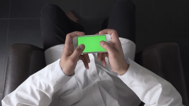 男性アフリカ手白のスマート フォン、テキスト メッセージを入力を使用して、ゲームをしてトップ ショット 60 fps — ストック動画