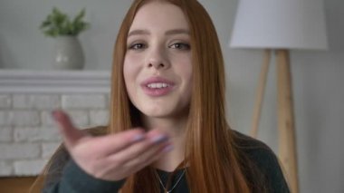 Kızıl saçlı kız blogger, portre, gülümseyerek kameraya bakarak darbeler hava öpücükler, güzel gözler, bak 60 fps
