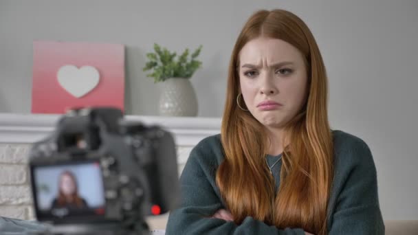 Młoda piękna Rudowłosa dziewczyna blogger mówi przed kamerą, pokazuje emocje niezadowolenie, domu komfort w tle. 60 fps. — Wideo stockowe