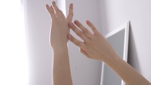 Руки женщины, крупный план, играть, поднял, маникюр 50 кадров в секунду — стоковое видео