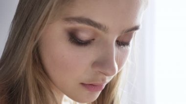 Genç güzel üzgün Kafkas kadın arıyorum kamera, portre, günaha, gün ışığı, pencere, perde, 50 fps yakınındaki