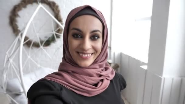 Menina indiana bonita nova no hijab, sorrindo, fazendo selfie, falando no bate-papo por vídeo, conceito de retrato, POV 50 fps — Vídeo de Stock