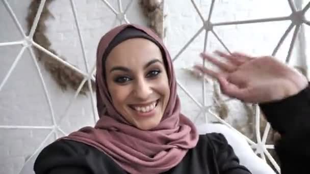 Молодий красива Індійська дівчина носити хіджаб, посміхаючись, робити selfie, розмахуючи рукою, привітання жест, до побачення, Pov 50 кадрів в секунду — стокове відео