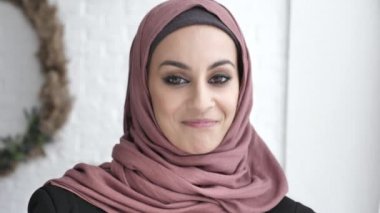 Hijab Evet işareti, onun kafasını sallayarak gülümseyen genç Hintli kız jest onay, beyaz arka plan 50 fps