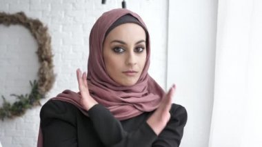 Dur işareti, kollarını, antipati, reddetme jest, katılmıyorum işareti geçti gösterilen hijab genç Hintli kız geçiş 60 fps eller.