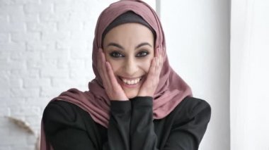 Hijab gülümseyen içinde genç Hintli kızı gülen, sürpriz, güneş ışığı, 50 fps pencerenin beyaz arka plan