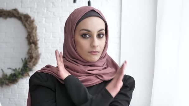 Jeune fille indienne dans le hijab montrant le signe d'arrêt, croisé ses bras, dégoût, geste de rejet, signe de désaccord, mains croisées 60 fps — Video