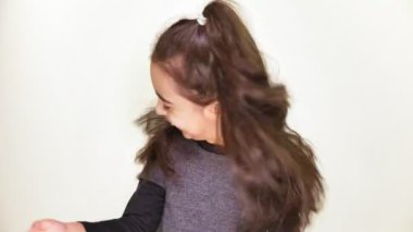Gülümseyerek, gülüyor, ne mutlu ki, başını sallayarak küçük sevimli beyaz kız, portre beyaz arka plan 50 fps