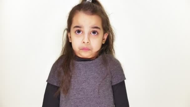 Bambina triste incrocia le braccia, mostra stop, ritratto, sfondo bianco 50 fps — Video Stock
