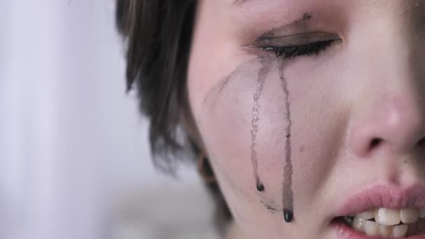 Asiatique pleurer les yeux, pleurer, regarder la caméra, maquillage tache 50 fps — Video