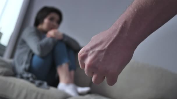 Концепція побутового насильства в сім'ї, чоловічий кулак боїться азіатські жінки в тло 50 кадрів в секунду — стокове відео