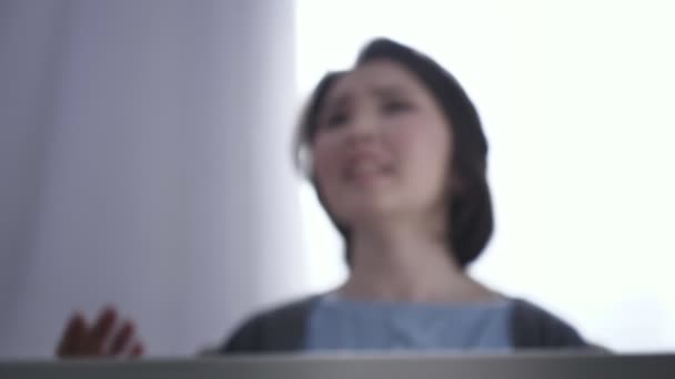 Размытая азиатская девушка ругается, бутылка алкоголя, конфликт в семье, насилие 50 кадров в секунду — стоковое видео