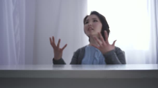 Размытая азиатская девушка ругается, бутылка алкоголя, конфликт в семье, мужчина кулак боится азиатской женщины, насилие 50 кадров в секунду — стоковое видео