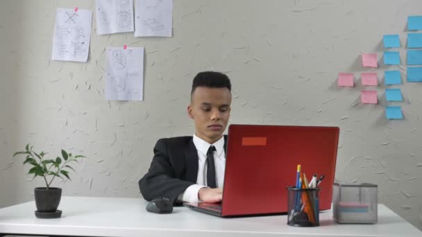 Ung chef närmar sig en ung afrikansk arbetstagare, flirta, trakasserier konceptet 50 fps — Stockvideo