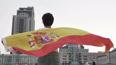 Genç kız futbol fan İspanya bayrağı şehirde şampiyonluk kavramı holding 50 fps