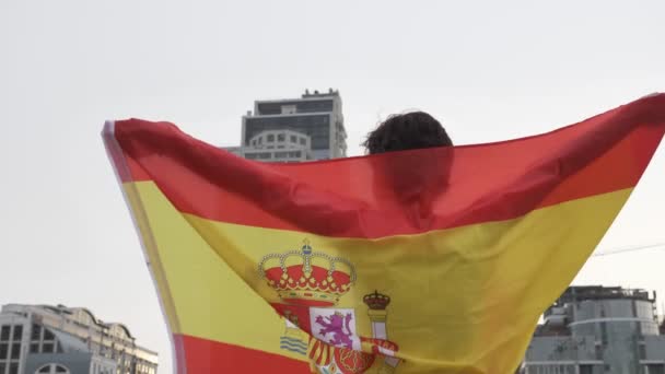 Fan piłki nożnej młoda dziewczyna trzyma flagę Hiszpanii w mieście, koncepcja championship 50 fps — Wideo stockowe