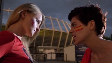 İki genç kız, futbol taraftarları, İngiltere'ye karşı İspanya, çatışma, Rüzgar, saldırganlık, akşam stadyum içinde belgili tanımlık geçmiş 50 fps