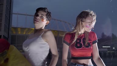 Şampiyonlar Ligi, iki genç kız futbol taraftarları yağmurda, çatışma, İspanya ve İngiltere, stadyum içinde belgili tanımlık geçmiş 60 fps