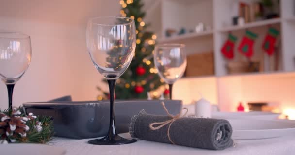 Table de Noël close-up famille dîner vin verres coulissant caméra arrière-plan flou — Video