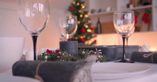 Mesa de Navidad close-up familia cena copas de vino fondo borroso — Vídeo de stock