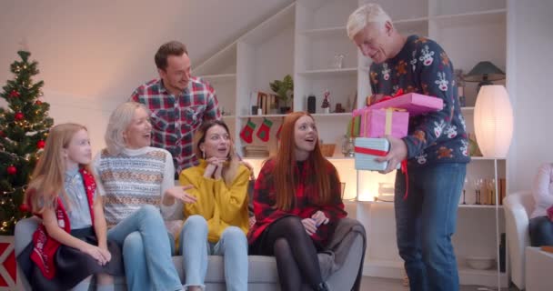 Büyükbaba büyük ailesine Noel hediyeleri verir, sürpriz, mutluluk, neşe — Stok video
