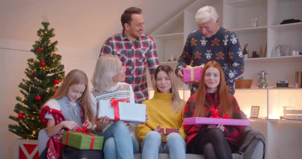 Große Familie auf der Couch mit Weihnachtsgeschenken Porträt Glücksidylle — Stockvideo