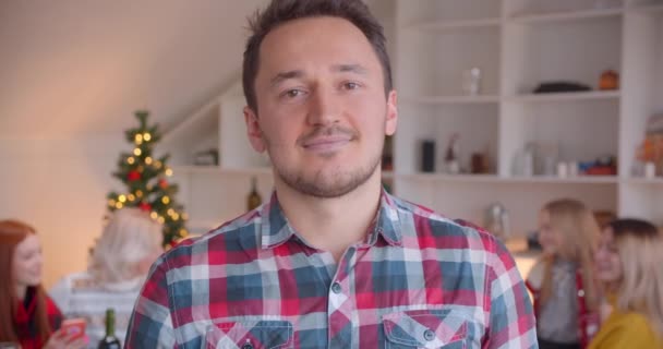 Primo piano ritratto di un giovane uomo Capodanno serata di famiglia — Video Stock