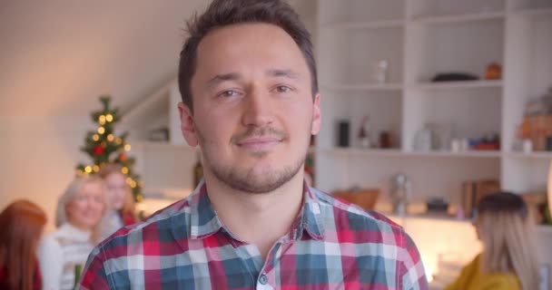 Detailní záběr portrét mladého muže Nový rok vánoční rodinný večer s úsměvem — Stock video