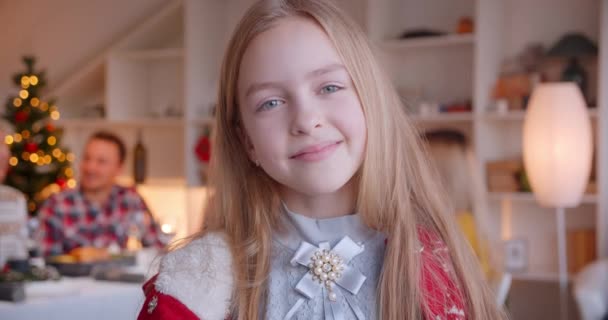 Retrato de una niña rubia Año Nuevo Navidad fondo familia sonriendo — Vídeos de Stock