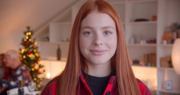 Портрет рыжеволосой счастливой девочки-подростка Рождество Новый год улыбается — стоковое видео