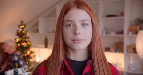 Portré vörös hajú boldog tizenéves lány Karácsony Újév mosolygós nevetés — Stock videók