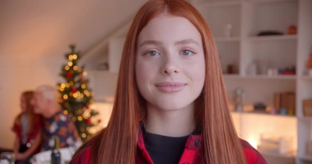 Retrato de chica adolescente feliz pelirroja Navidad Año Nuevo sonriendo feliz — Vídeos de Stock