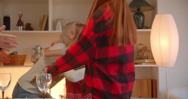 Grande família caucasiana senta-se uma mesa de Natal jantar à noite união alegria sorriso conversa casa conforto — Vídeo de Stock