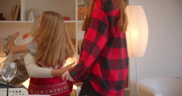 Grootouders knuffelen kleindochter welkom blij om te zien lachen vreugde reünie — Stockvideo