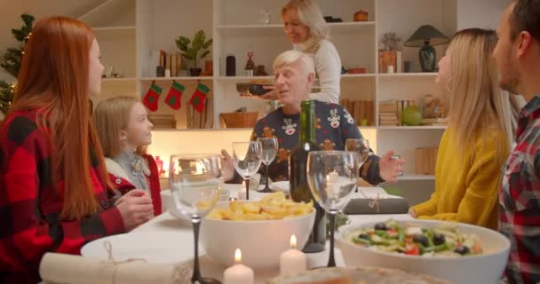 Abuela trae abuelo pavo navidad familia cena alegría comida tratar feliz — Vídeos de Stock