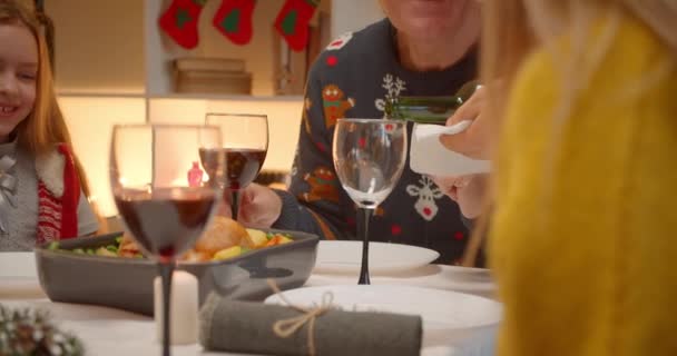 Große freundliche Familie Großeltern Vater schenkt Weinflasche Abend Weihnachten — Stockvideo