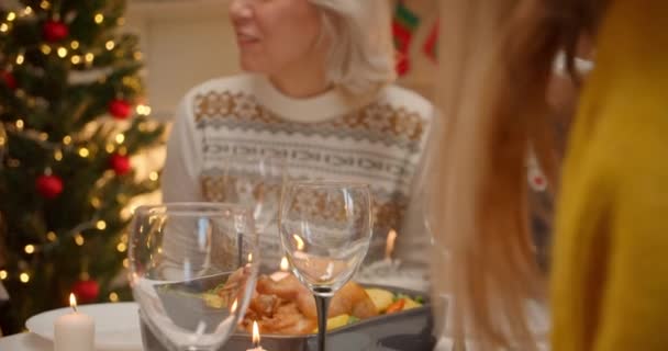 Große freundliche Familie Großeltern trinken Wein mit Spaß — Stockvideo
