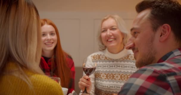 Крупный план бокалы вина звон очки ужин бабушка семейный вечер рождество подросткового комфорта елки — стоковое видео