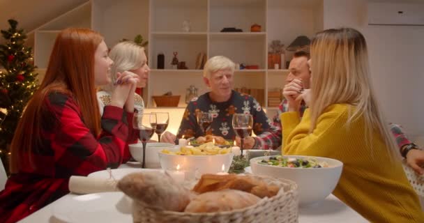 Großes Familienessen Weihnachtskerzen Gemütlichkeit — Stockvideo