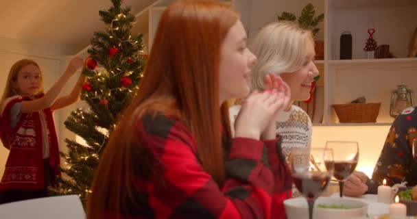 Kleines blondes Mädchen schmückt Weihnachtsbaum Familie Abendessen Geschenke Urlaub Ingwer Teenager — Stockvideo