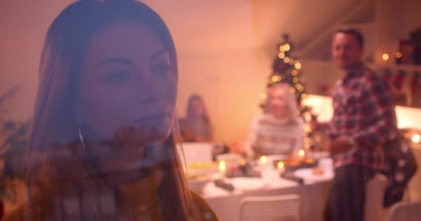 A férj és a feleség mosolyognak, és a szülők kinéznek az ablakon karácsonyi vacsora mögött üveg szülők — Stock videók