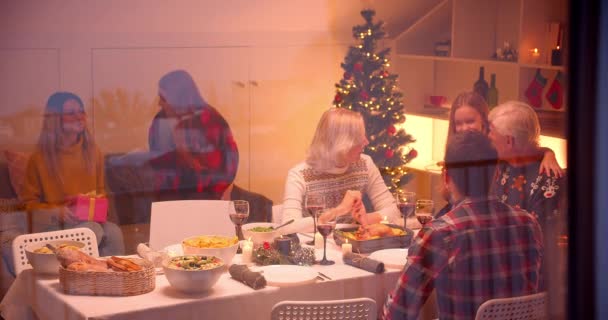 Großes kaukasisches Familienessen Weihnachtsurlaub hinter Glas — Stockvideo