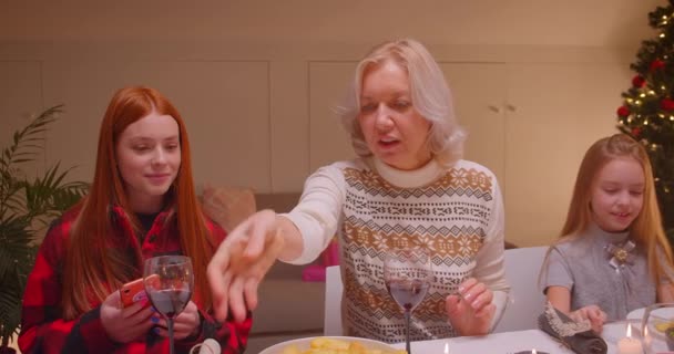 Grand-mère petite-fille dîner conversation de Noël fête de Noël famille — Video