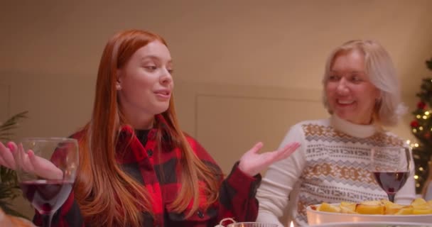 Jengibre adolescente chica Navidad cena familia reunión diferentes generaciones — Vídeo de stock